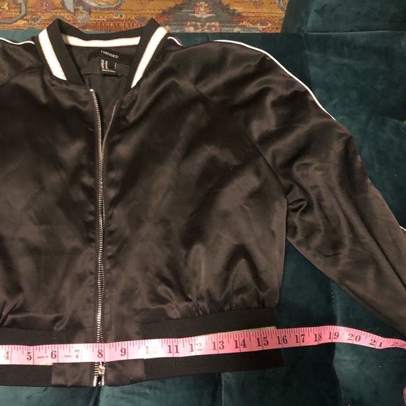 Forever 21 satin padded cropped bomber jacket Sz M - Picture 9 of 9